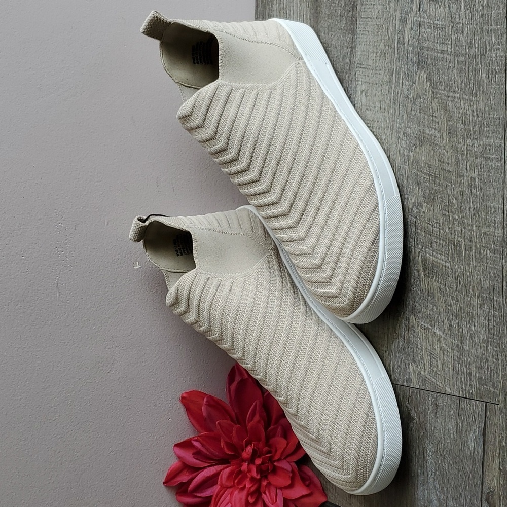NEW Sonoma stretch sneakers